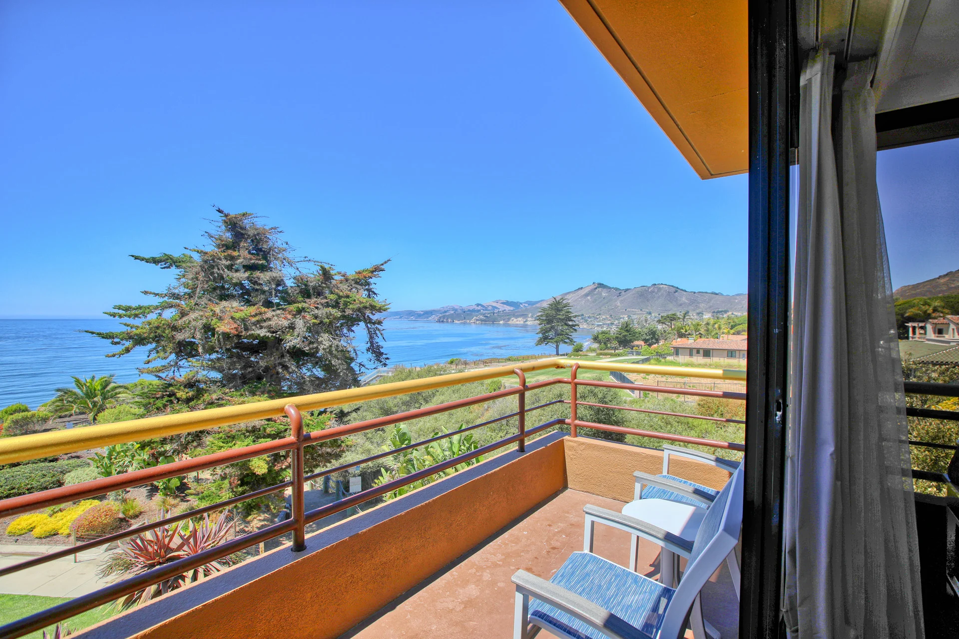 Cliffs Panoramic Suite Our signature suites boast open-concept designs and preferred corner locations.